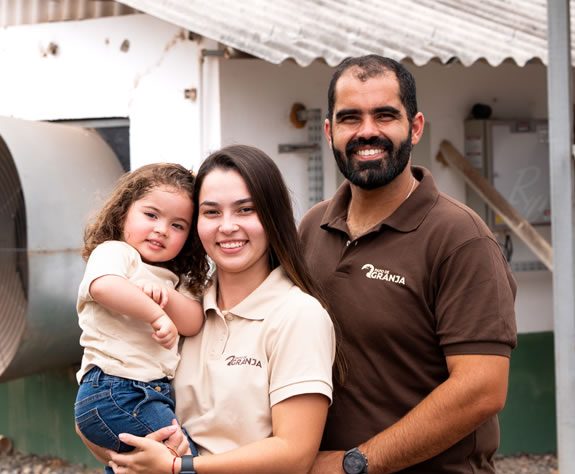 Acompanhe vídeos curtos, reels e publicações com orientações simples e eﬁcientes sobre: Manejo e ambiência; Nutrição e sanidade; Sustentabilidade e economia; Inovação tecnológica.