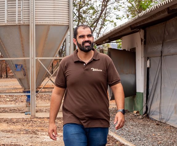 Pedro transforma anos de vivência no campo em conhecimento aplicável. Aqui você encontra: Cursos online sobre manejo e ambiência; Consultorias personalizadas para granjas; Palestras e treinamentos para equipes técnicas.
